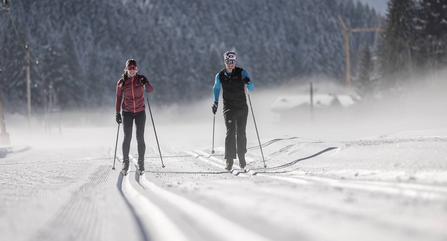 Personen beim Skilanglauf auf einer Loipe