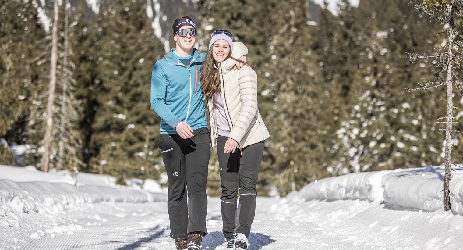 Paar beim Winterwandern in Gerlos in Tirol