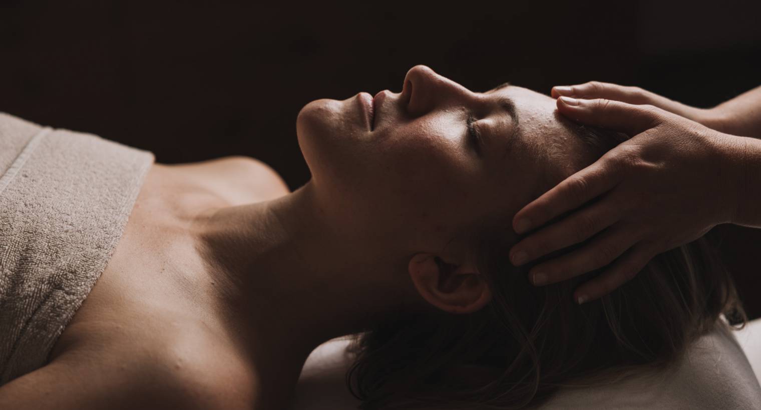 Women gets a relaxing massage on the head