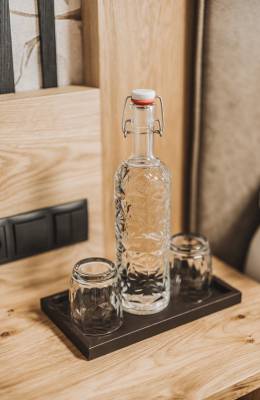 Glasflasche mit Gläser auf dem Hotelzimmer