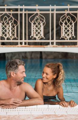 Personen im Innenpool vom Hotel in Gerlos