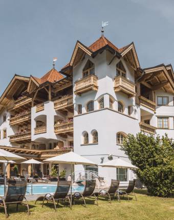 Außenbereich mit Pool und Liegen im Hotel Gaspingerhof