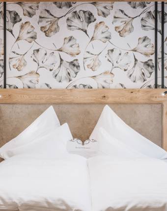 Modernes Hotelzimmer mit Mustertapete und Holzelementen