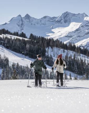 Personen beim Winterwandern in winterlicher Kulisse