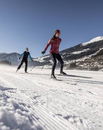 Personen beim Skilanglauf im Zillertal