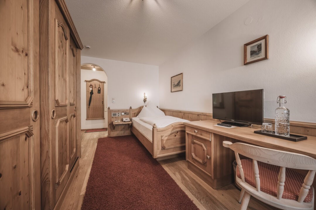 Helles Zimmer mit Holzmöbeln und TV