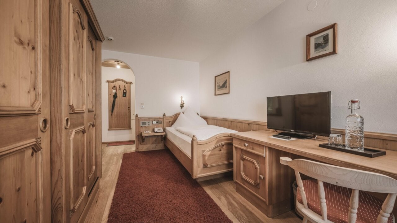 Helles Zimmer mit Holzmöbeln und TV