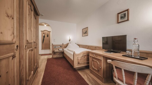 Helles Zimmer mit Holzmöbeln und TV