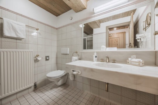 Helles Badezimmer mit modernen Armaturen und Spiegel