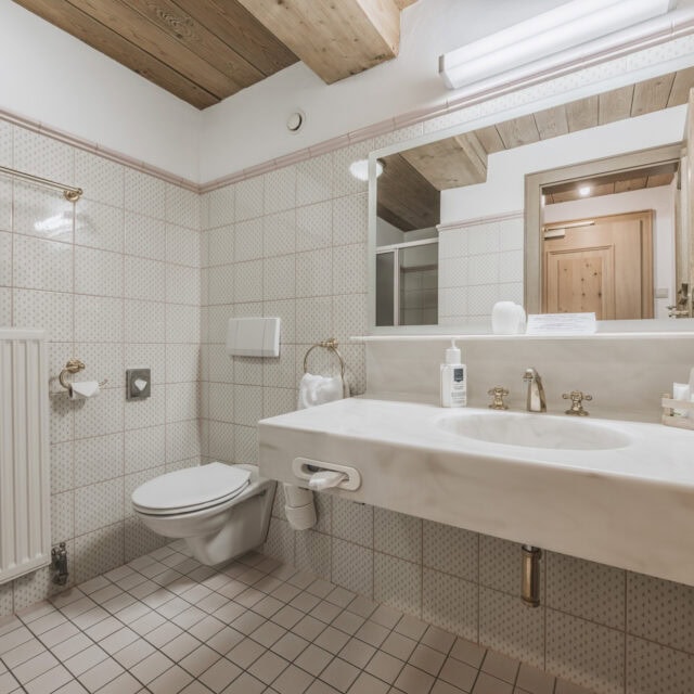 einzelzimmer auerberg3 Helles Badezimmer mit modernen Armaturen und Spiegel