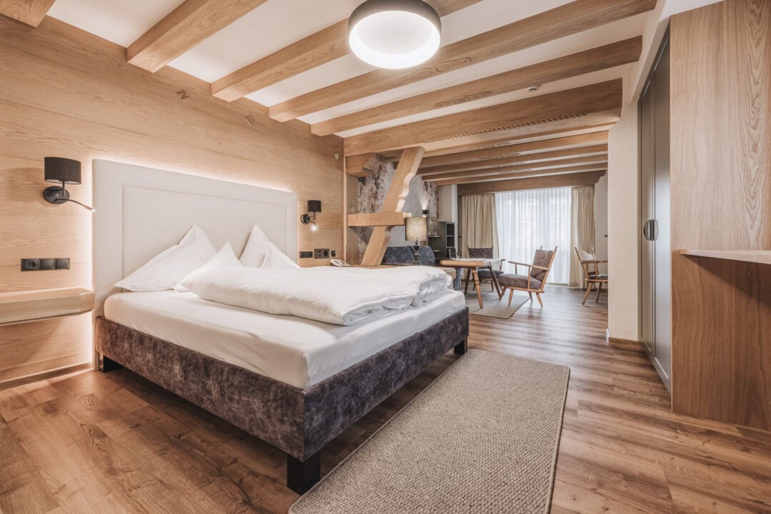 Helles Schlafzimmer mit Holzdetails und gemütlicher Einrichtung