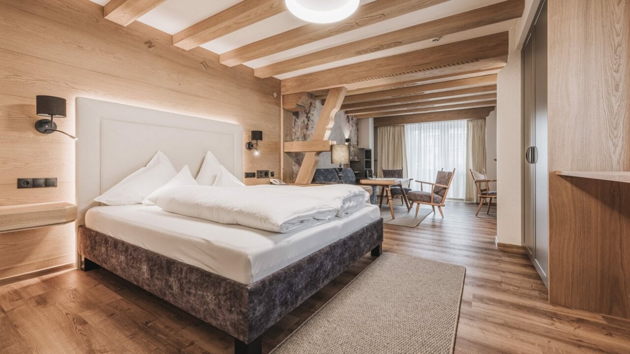 Helles Schlafzimmer mit Holzdetails und gemütlicher Einrichtung