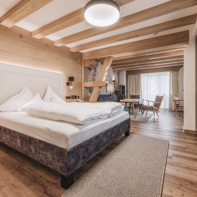 juniorsuite kirchspitz1 Helles Schlafzimmer mit Holzdetails und gemütlicher Einrichtung