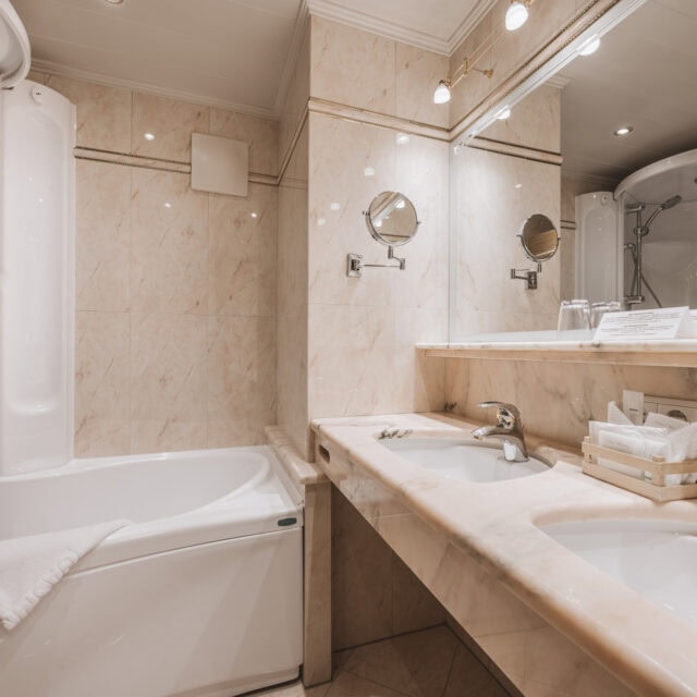 juniorsuite kirchspitz11 Elegantes Badezimmer mit Dusche und Badewanne