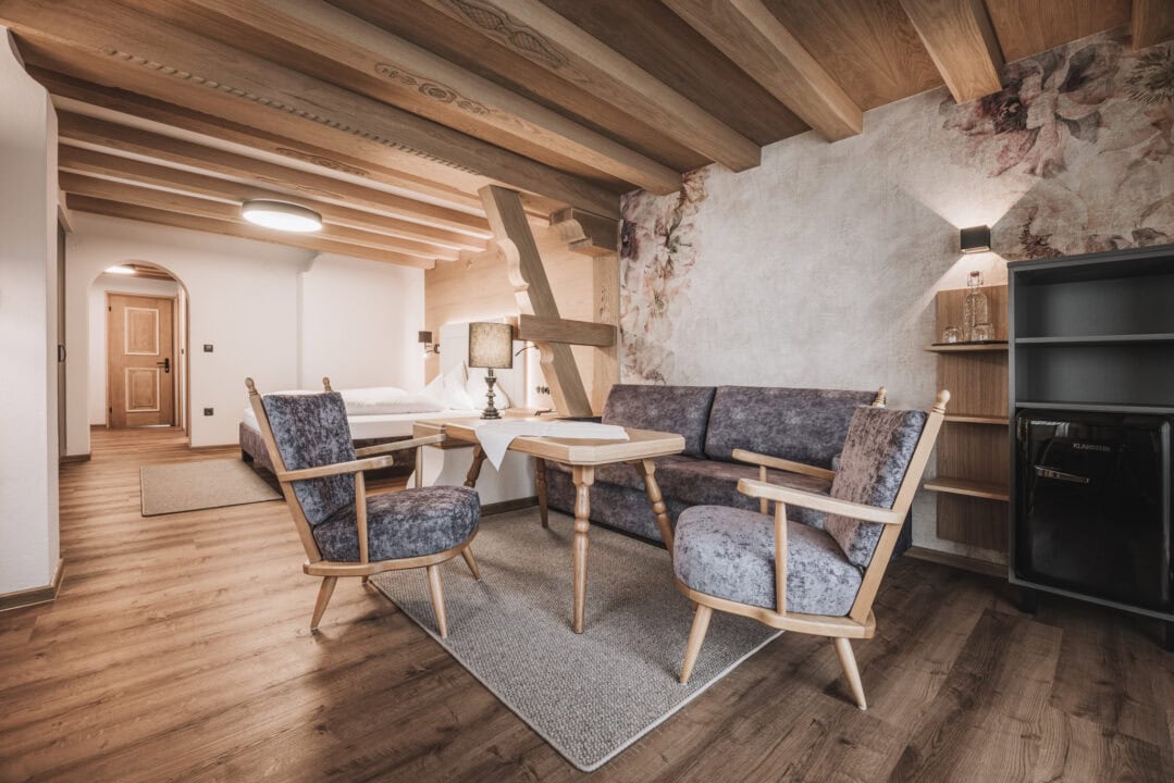 Gemütliches Wohnzimmer mit Stühlen und Tisch