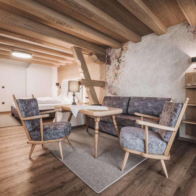 Gemütliches Interieur mit Holz und modernen Möbeln