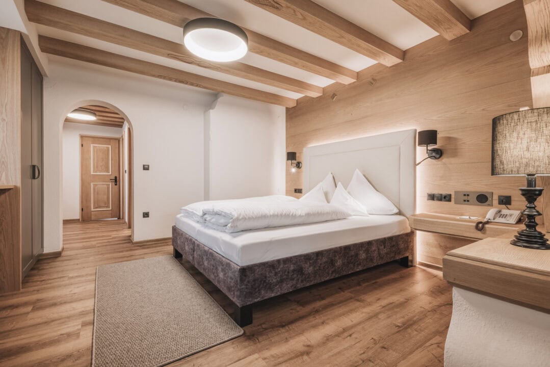 Moderne Hotelzimmer mit Holzdetails und Doppelbett