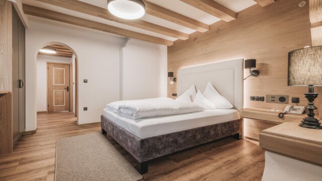 Moderne Hotelzimmer mit Holzdetails und Doppelbett