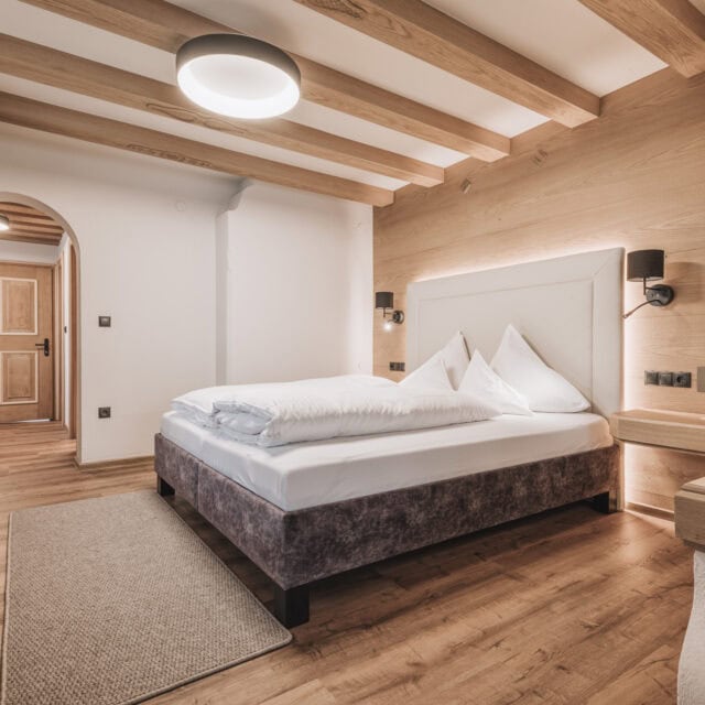 Moderne Hotelzimmer mit Holzdetails und Doppelbett