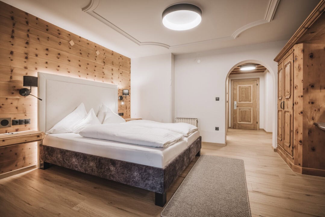 Modernes Schlafzimmer mit Holzdetails und Bett.