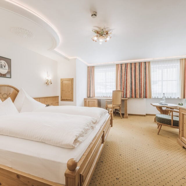 Gemütliches Zimmer mit Holzdekor und Fensterblick.