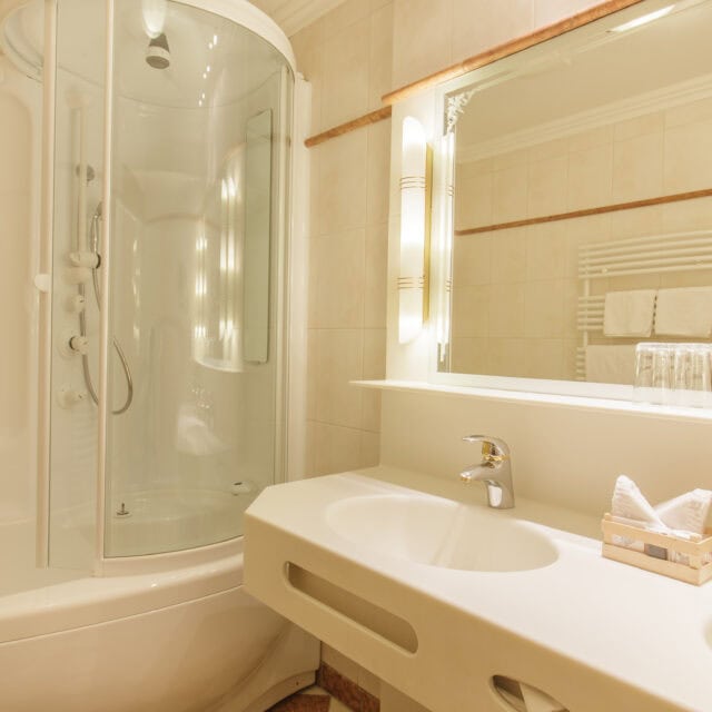 doppelzimmer auerberg4 Modernes Badezimmer mit Dusche und Spiegel