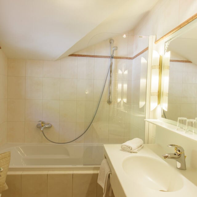doppelzimmer auerberg5 Helles Badezimmer mit Badewanne und Waschbecken