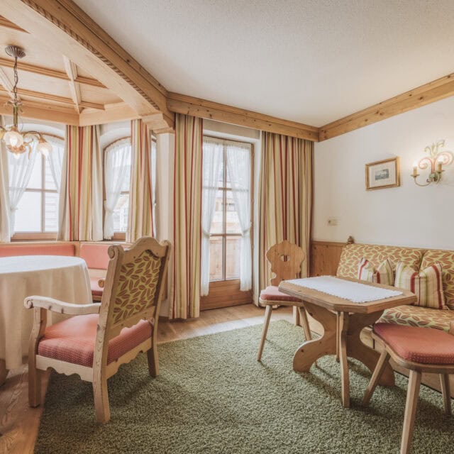doppelzimmer zillertal2 Gemütlicher Raum mit Holzdekor und Tisch.