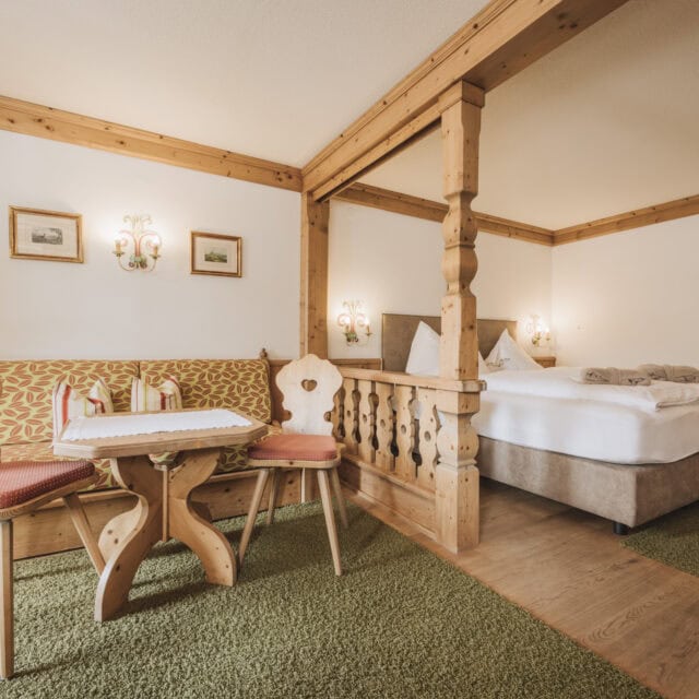 doppelzimmer zillertal4 Helles Zimmer mit Holzdekor und gemütlicher Sitzecke.