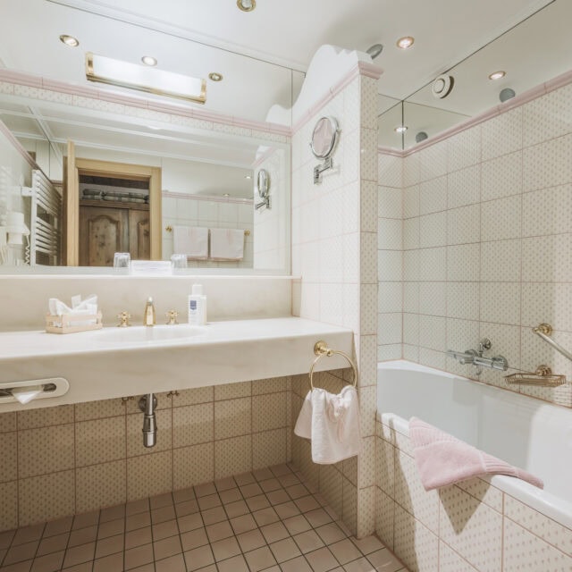doppelzimmer zillertal5 Elegantes Badezimmer mit Badewanne und Spiegel.