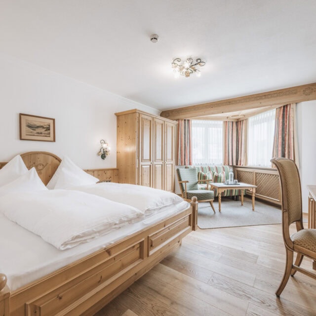 doppelzimmer zillertal6 Gemütliches Zimmer mit Holzdekor und TV