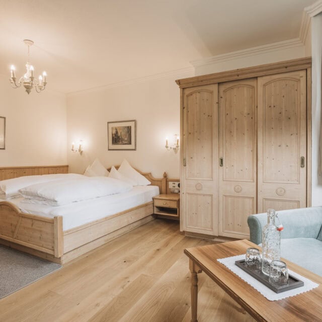 doppelzimmer zillertal7 Helles, gemütliches Zimmer mit Holzinterieur