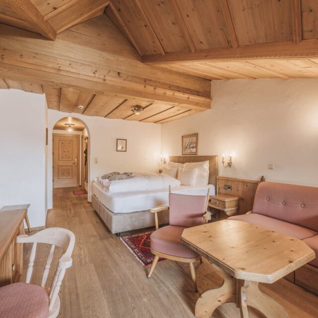doppelzimmer zillertal9 Gemütliches Zimmer mit Holzdecke und Möbeln