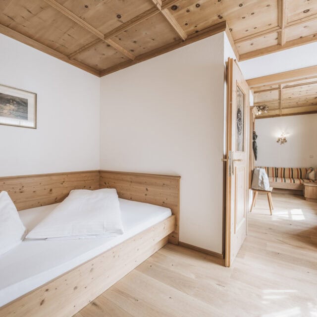 Gemütliches Zimmer mit Holzdekor und Tageslicht.
