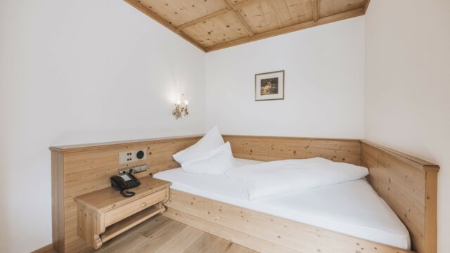 Gemütliches Zimmer mit Holzdekor und Schlafgelegenheit.
