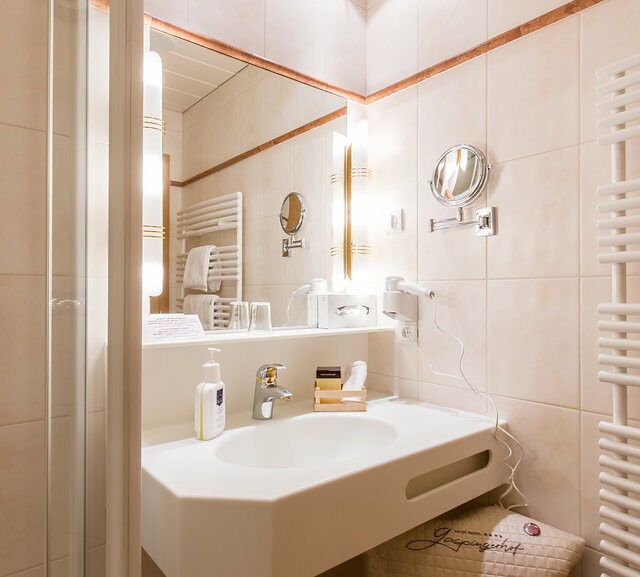 einzelzimmer de luxe4 Modernes Badezimmer mit Dusche und Waschbecken