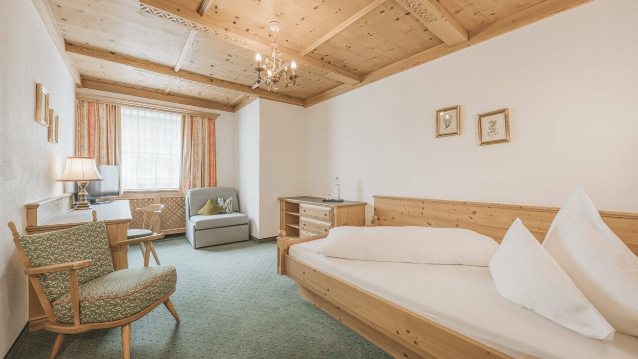 Gemütliches Zimmer mit Holzdekor und Fernseher