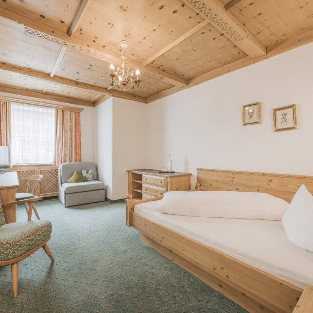 Gemütliches Zimmer mit Holzdekor und Fernseher