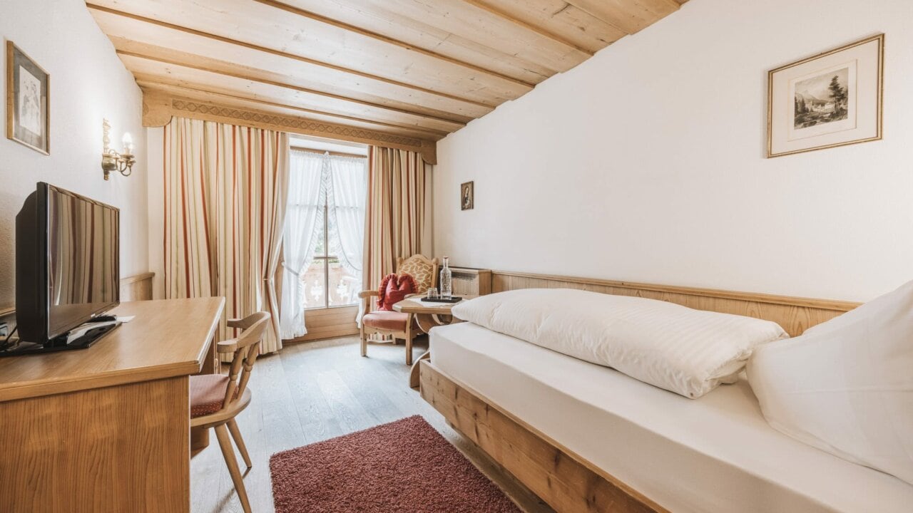 Gemütliches Zimmer mit Holzdekor und Fenster.