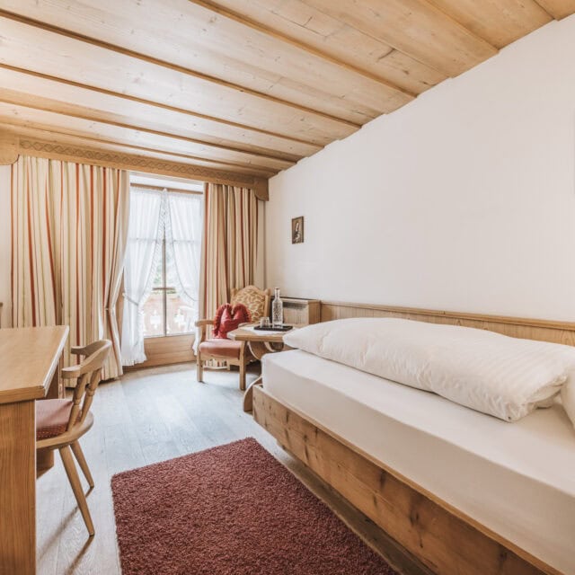 Gemütliches Zimmer mit Holzdekor und Fenster.