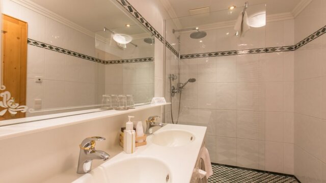 Helles Badezimmer mit Dusche und Doppelwaschtisch