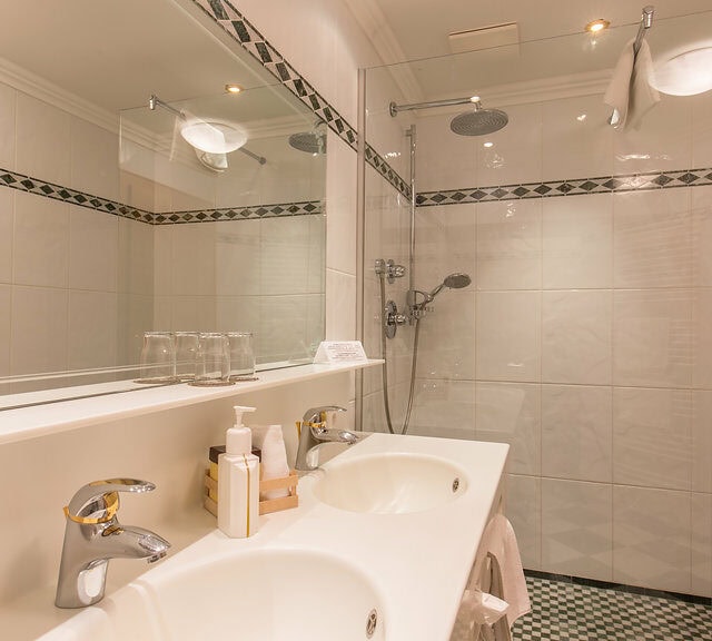 Helles Badezimmer mit Dusche und Doppelwaschtisch