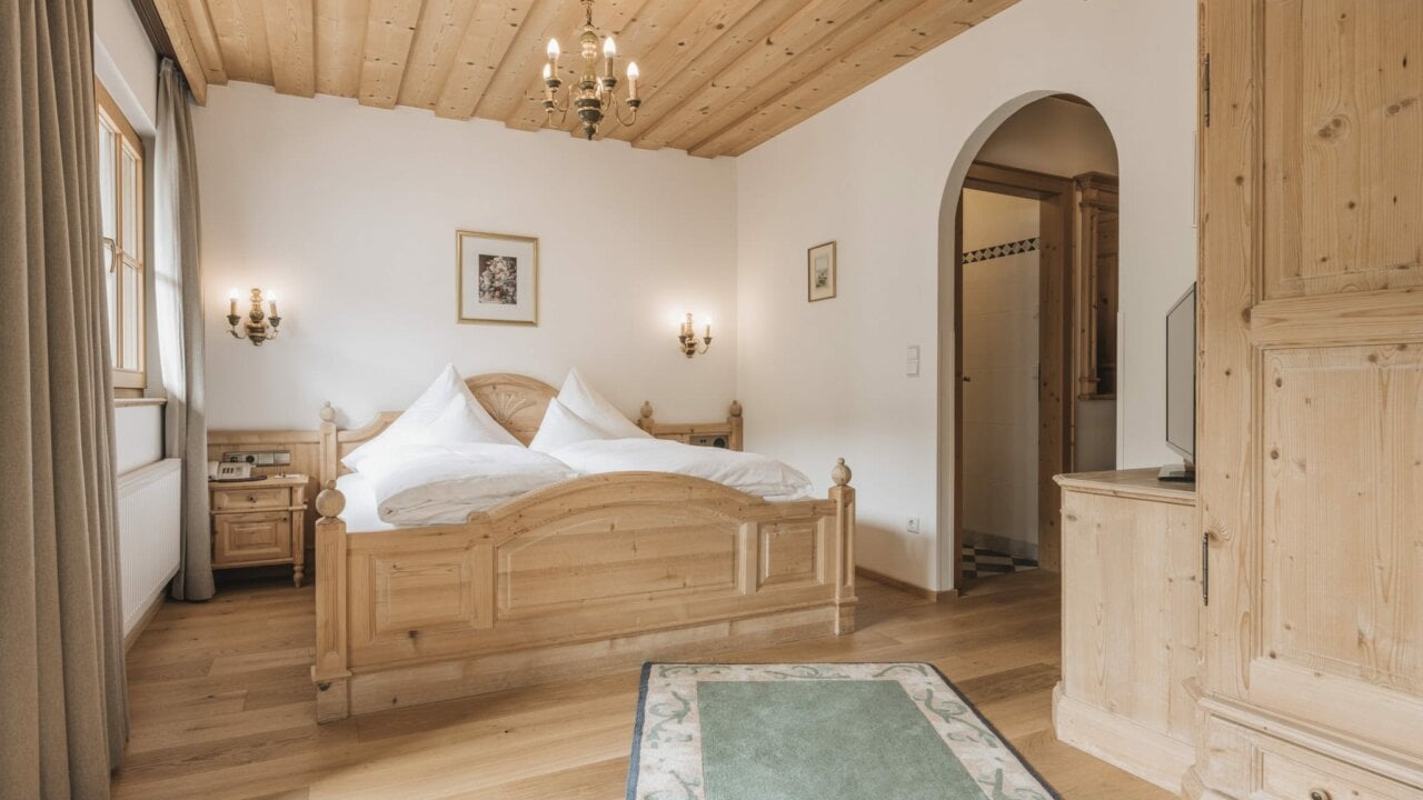 Helles Zimmer mit Holzdekor und Doppelbett