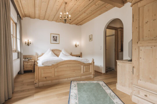 Helles Zimmer mit Holzdekor und Doppelbett