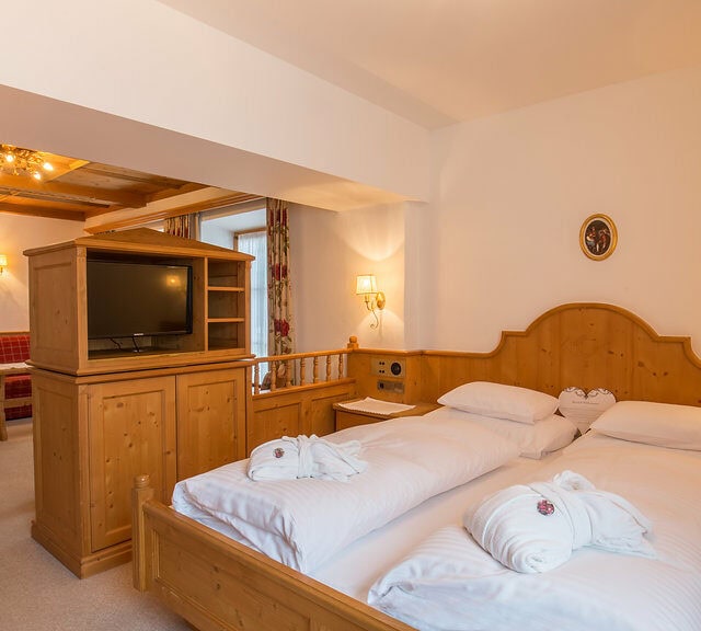 Gemütliches Zimmer mit Holzdekor und Fernseher.