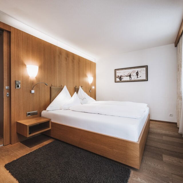 Gemütliches Schlafzimmer mit Holzdetails und Teppich
