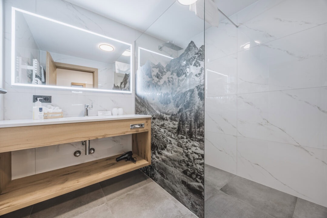 Modernes Badezimmer mit Spiegel und Felsenmotiv