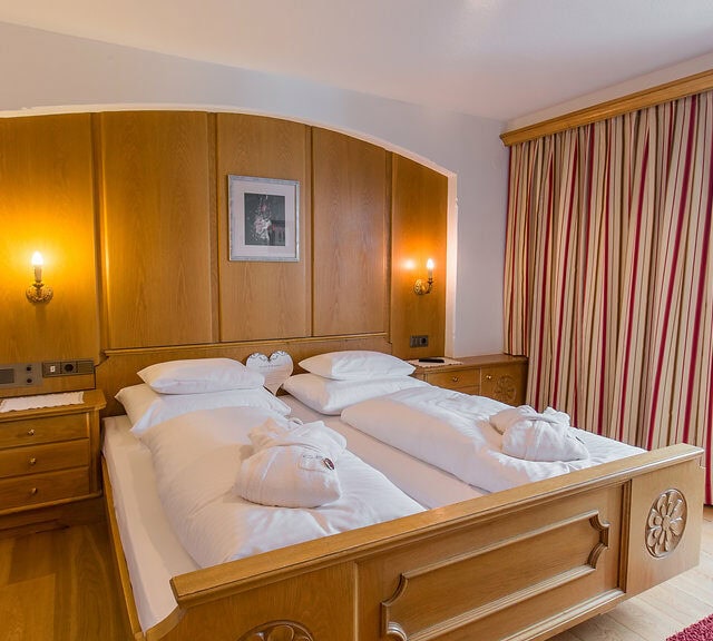 Gemütliches Schlafzimmer mit Holzdetails