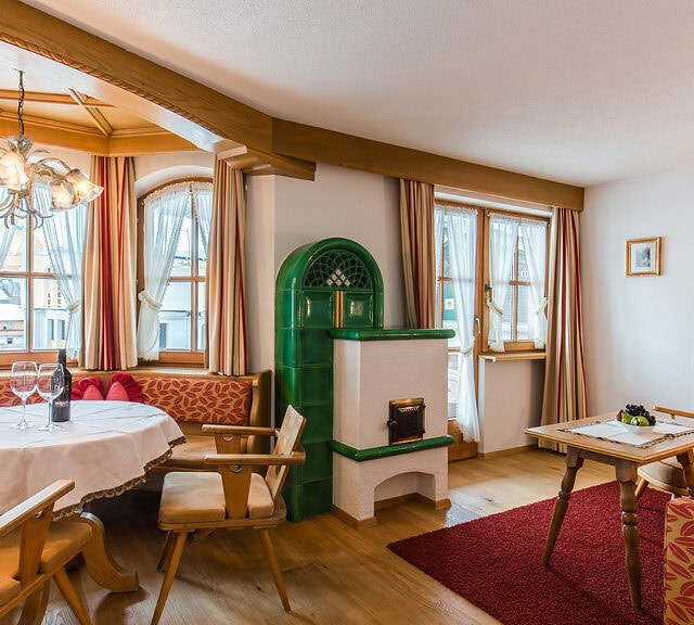 Gemütlicher Wohnbereich mit Essplatz und Fenster