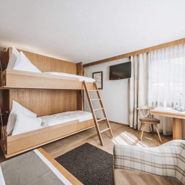 Gemütliches Zimmer mit Etagenbett und Schreibtisch
